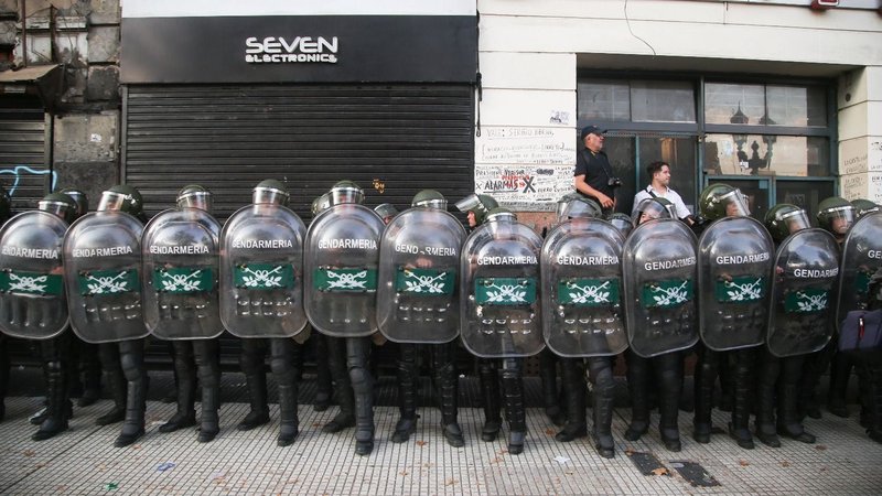 Tras la amenaza de movilización, Milei aumentó salarios a Gendarmería y rompió el techo de paritarias