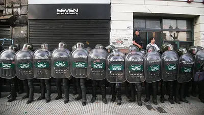 Tras la amenaza de movilización, Milei aumentó salarios a Gendarmería y rompió el techo de paritarias Tras la amenaza de movilización, Milei aumentó salarios a Gendarmería y rompió el techo de paritarias