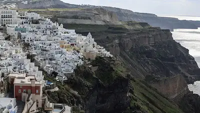 Una semana de temblores expone los peligros del auge de la construcción en Santorini Una semana de temblores expone los peligros del auge de la construcción en Santorini