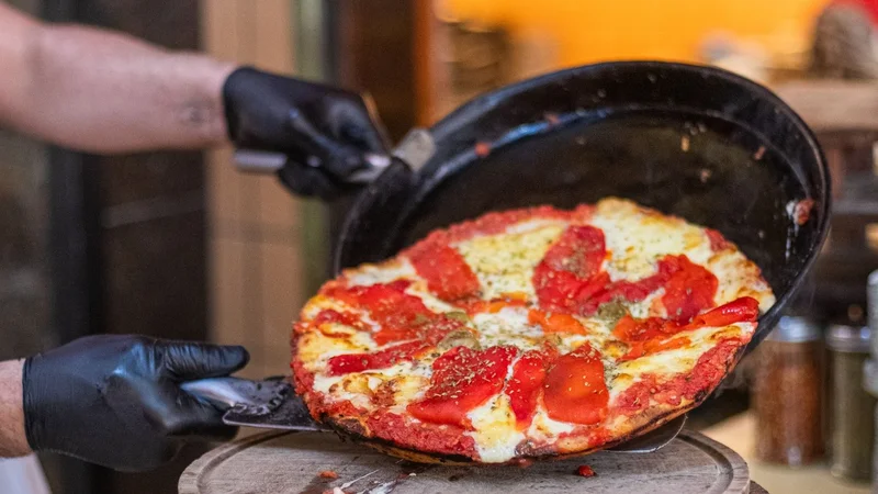 pizzas, pizzerías, pizza al molde, pizza a la piedra