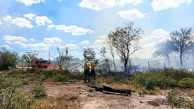 Bomberos de Formosa evitan que incendio de pastizales se propague a viviendas Bomberos de Formosa evitan que incendio de pastizales se propague a viviendas