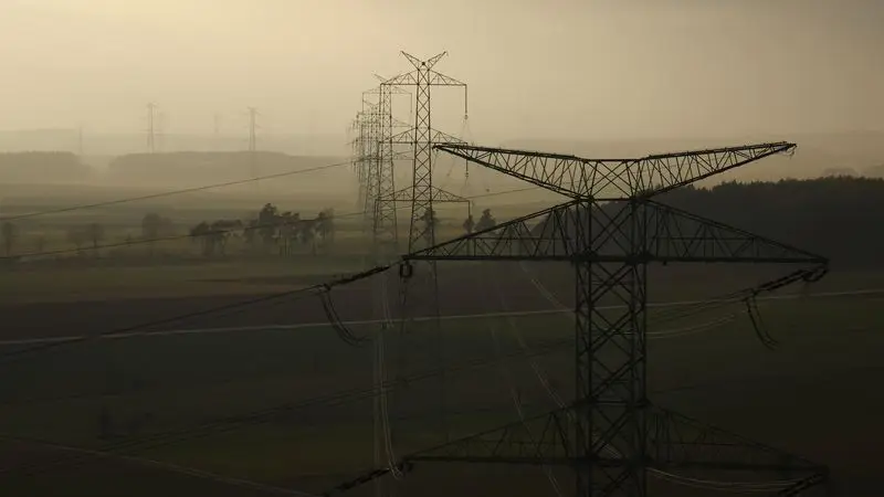 Los países bálticos cortan sus lazos con la red eléctrica rusa y se preparan para conectarse a la UE