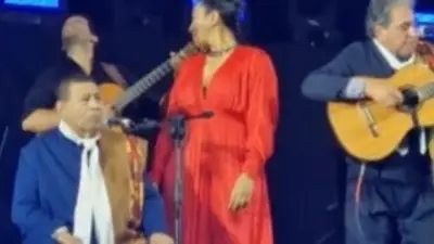 Onofre Paz llorando en el show de Los Manseros Santiagueños Onofre Paz llorando en el show de Los Manseros Santiagueños
