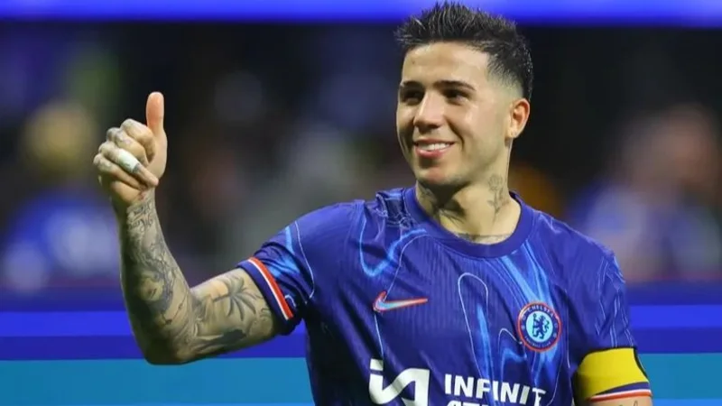 Enzo Fernández levantando el pulgar con la camiseta del Chelsea.