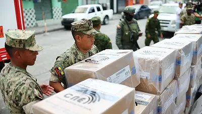 Ecuatorianos eligen entre darle un mandato completo a Noboa o el regreso del modelo socialista Ecuatorianos eligen entre darle un mandato completo a Noboa o el regreso del modelo socialista