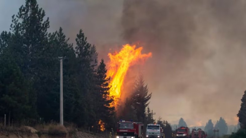 Incendios en el Bolsón: siguen sin controlarlo y peligan 700 viviendas