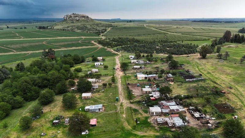 Ley sudafricana sobre la propiedad de la tierra trata de salvar una dura brecha