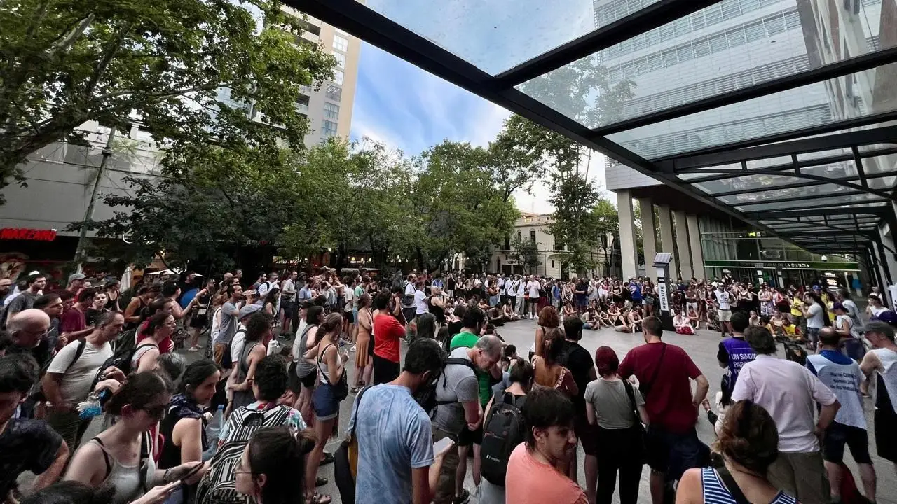 Trabajadores de Conicet reclaman contra el cierre del organismo, el desfinanciamiento del sistema científico, los despidos y la reducción salarial en el Estado.