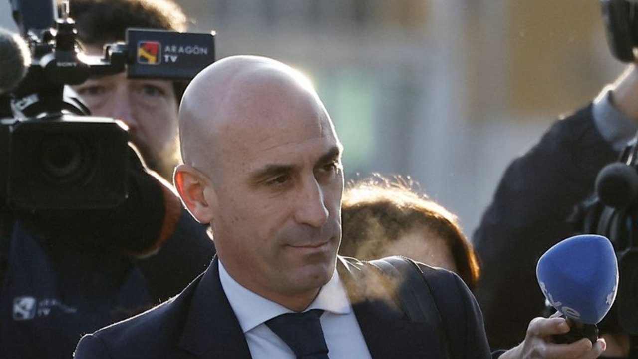 El exjefe del fútbol español Rubiales dice que la jugadora Hermoso consintió el beso