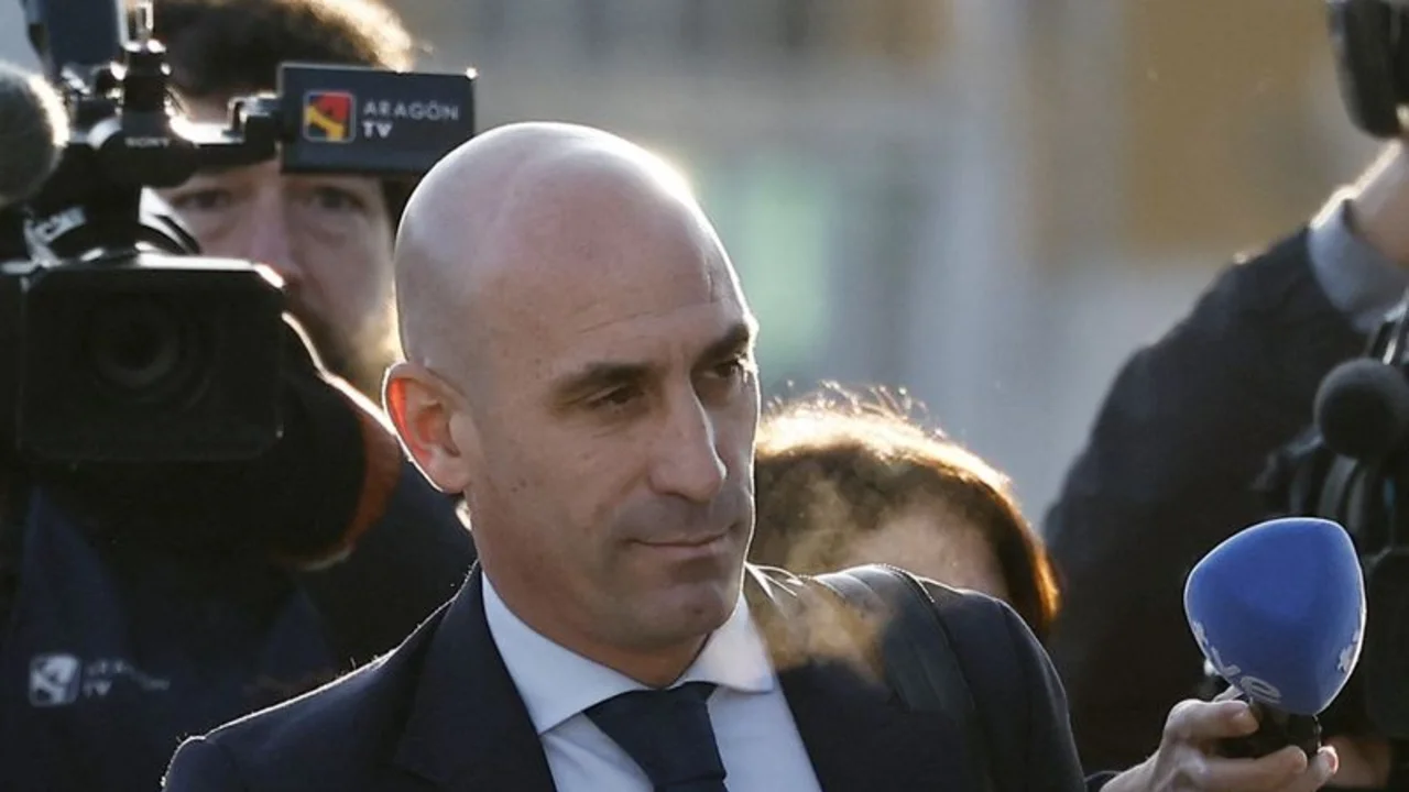 El exjefe del fútbol español Rubiales dice que la jugadora Hermoso consintió el beso