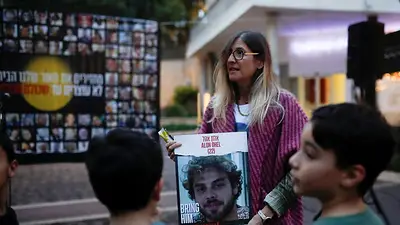 La madre de un rehén recibe la primera señal de vida de su hijo encadenado en un túnel de Gaza La madre de un rehén recibe la primera señal de vida de su hijo encadenado en un túnel de Gaza