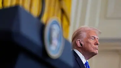 Las acusaciones de Trump contra Sudáfrica desatan burlas sobre "privilegios blancos" Las acusaciones de Trump contra Sudáfrica desatan burlas sobre "privilegios blancos"