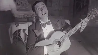Carlos Gardel cantando y tocando la guitarra Carlos Gardel cantando y tocando la guitarra