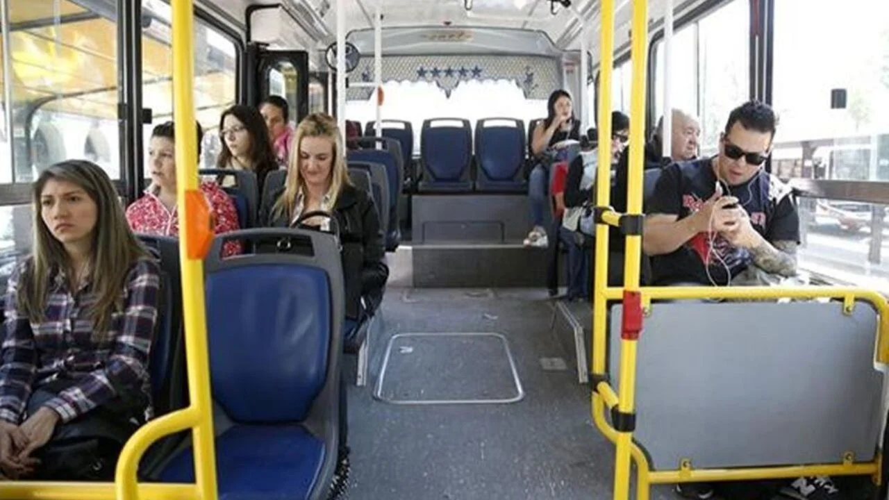 Personas en un colectivo