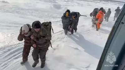 Rusia rescata a 139 pescadores varados en un témpano de hielo en el Pacífico occidental Rusia rescata a 139 pescadores varados en un témpano de hielo en el Pacífico occidental