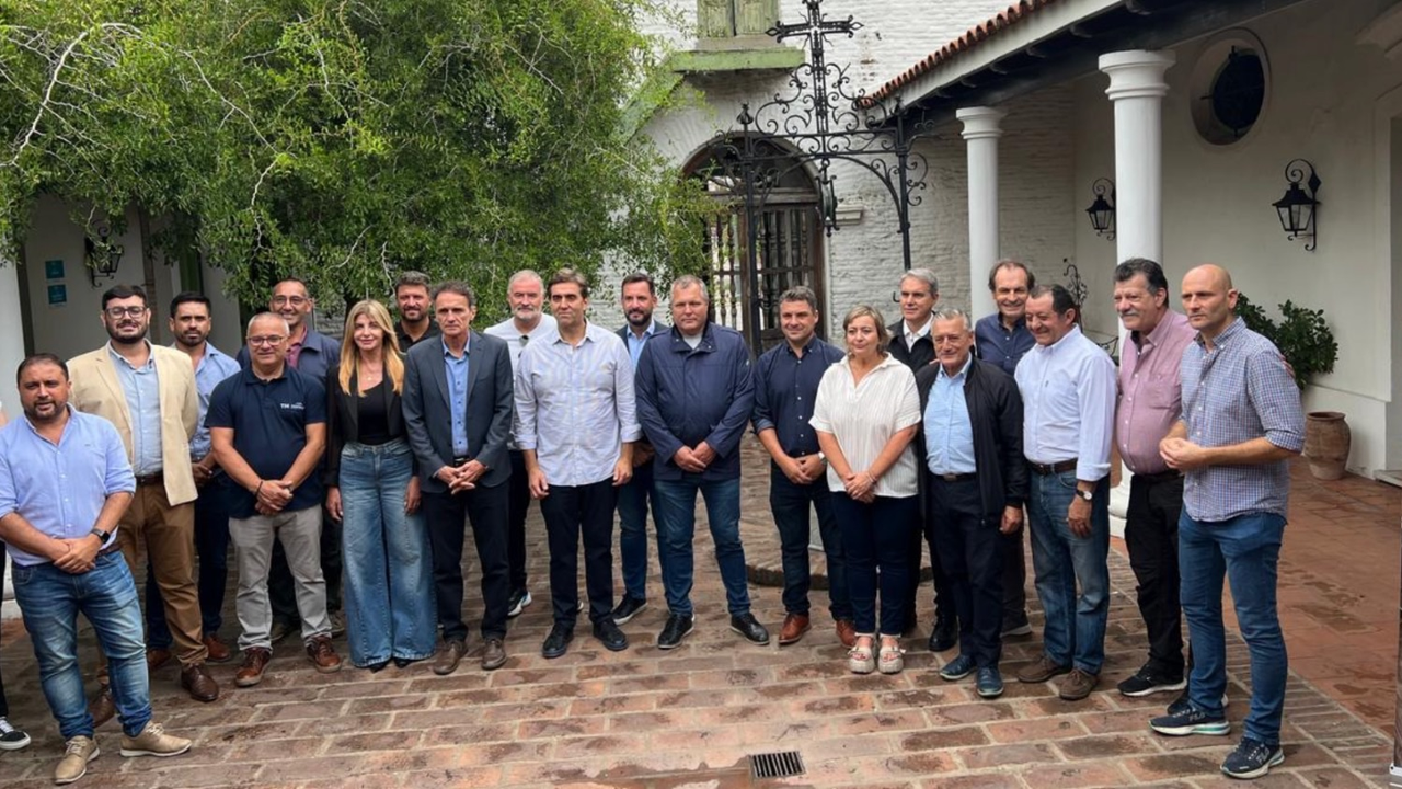 Intendentes bonaerenses denunciarán penalmente a Javier Milei por abandonar la obra pública