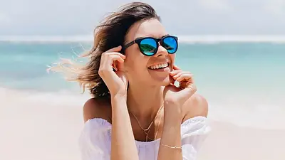Mujer con lentes de sol. Mujer con lentes de sol.