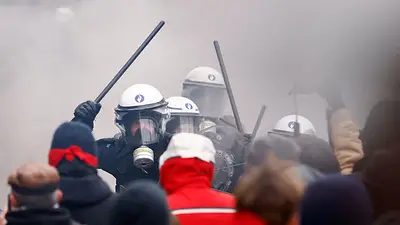 Decenas de miles protestan en Bélgica por la reforma de las pensiones y paralizan el tráfico aéreo Decenas de miles protestan en Bélgica por la reforma de las pensiones y paralizan el tráfico aéreo