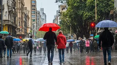 Pareja bajo la lluvia. Pareja bajo la lluvia.