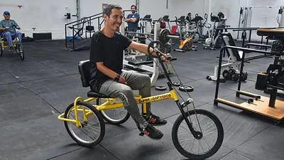 Hombre con una discapacidad haciendo ejercicio. Hombre con una discapacidad haciendo ejercicio.