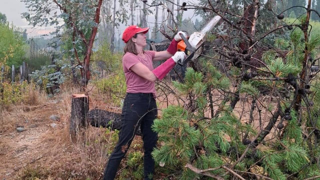 Es brigadista en los incendios de El Bolsón y relata cómo es estar cara a cara con el fuego, con Milei dándoles la espalda: “Hace 15 días que no dormimos”