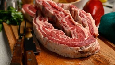 ¿Cómo lavar la carne puede afectar al sabor antes de colocarla en la parilla?