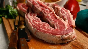 ¿Cómo lavar la carne puede afectar al sabor antes de colocarla en la parilla?