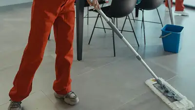 Persona pasando el trapo de piso. Persona pasando el trapo de piso.