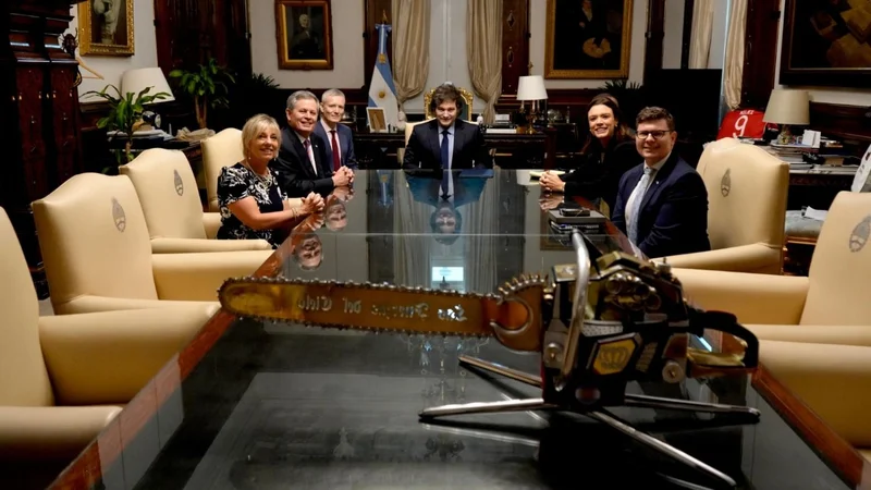 Milei trata de vender un apoyo de Trump con una foto protocolar de un senador de Estados Unidos en Rosada 