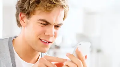 Persona mirando el celular. Persona mirando el celular.