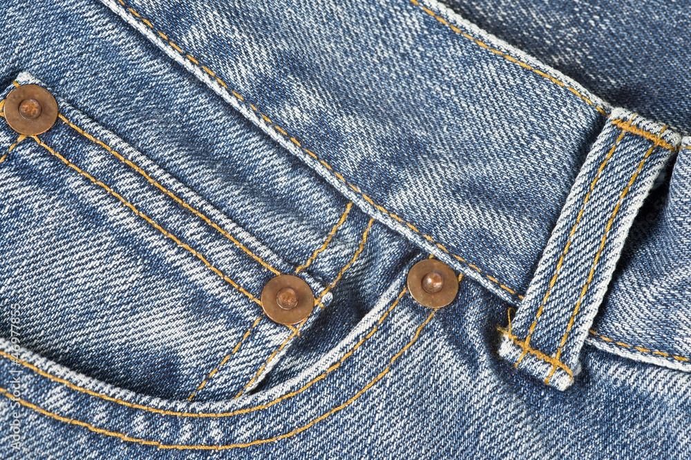 Dónde está ubicado el bolsillo secreto del pantalón de jean.