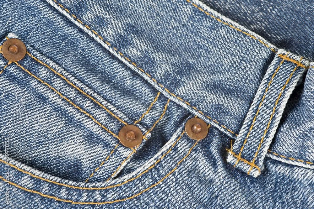 Dónde está ubicado el bolsillo secreto del pantalón de jean.