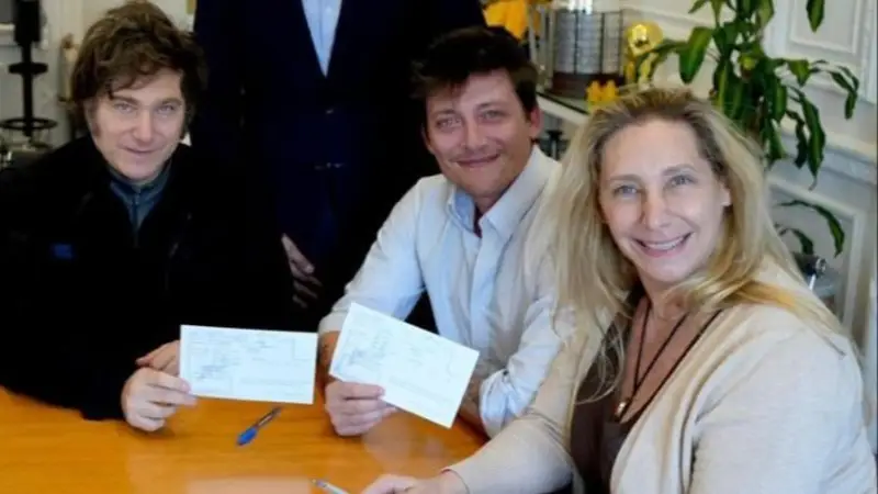 El Triángulo de Hierro se desintegra y el Gobierno entrega por primera vez a Santiago Caputo