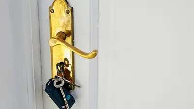 Llaves puestas en una puerta. Llaves puestas en una puerta.
