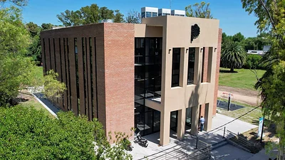 Estado presente en Chascomús: Axel Kicillof entregó escrituras gratuitas e inauguró la Casa de la Provincia Estado presente en Chascomús: Axel Kicillof entregó escrituras gratuitas e inauguró la Casa de la Provincia