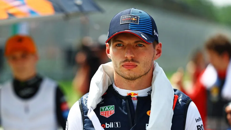 Max Verstappen en el paddock de la F1.