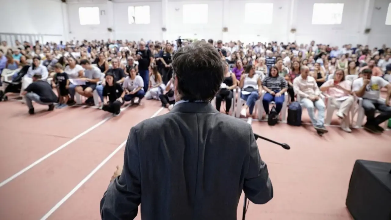 Bajo perfil: Kicillof se enfoca en la gestión mientras crece el escándalo por la estafa cripto alrededor de Milei