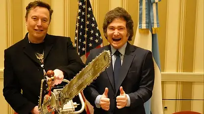 Milei se reunió con Musk y le regaló una motosierra dorada Milei se reunió con Musk y le regaló una motosierra dorada