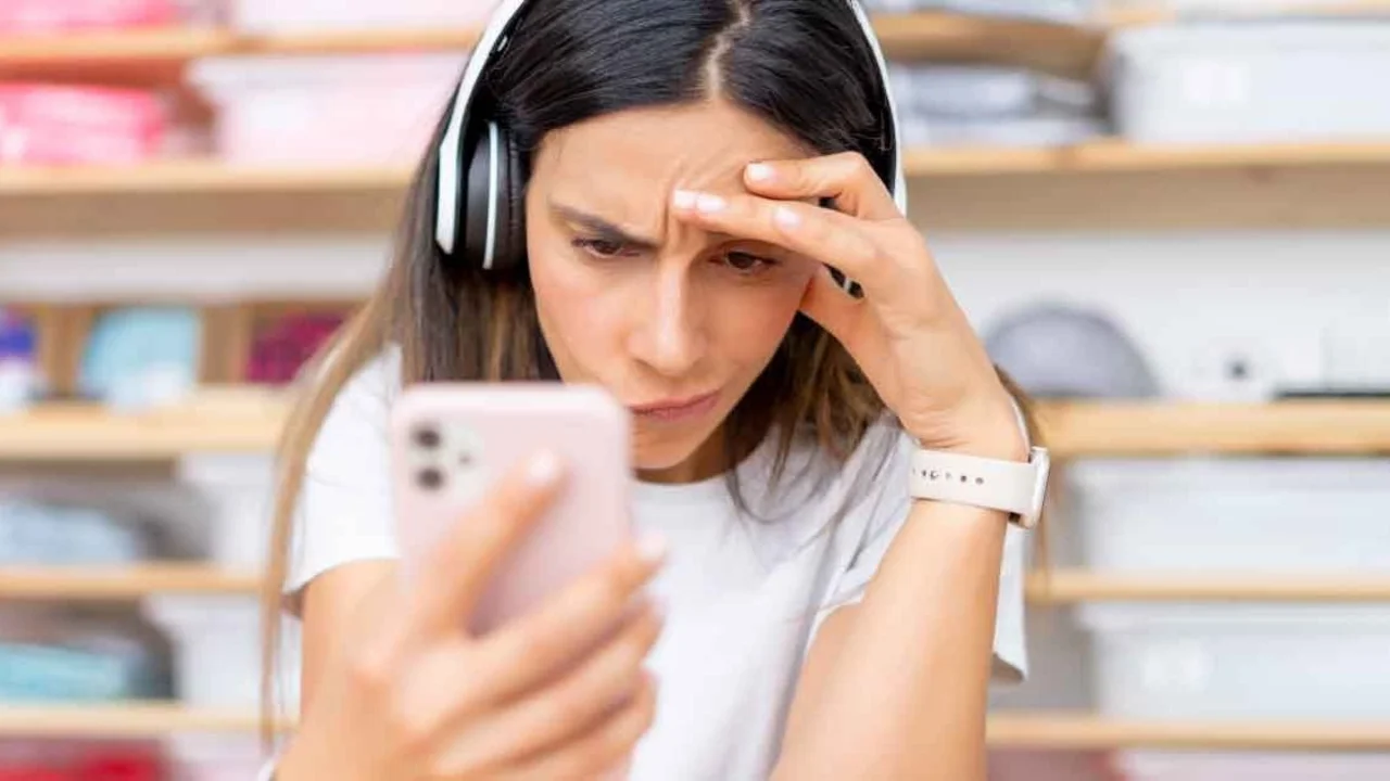 Mujer usando el celular.