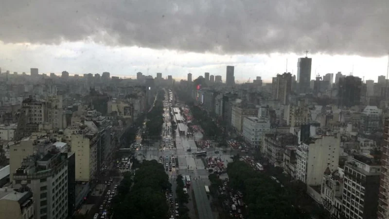 Cielo mayormente nublado.