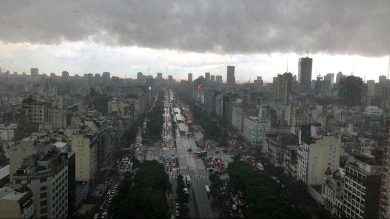 Cielo mayormente nublado. 