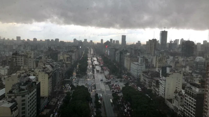 Cielo mayormente nublado. 