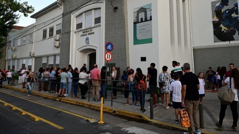 Conflictivo inicio de clases en Santa Fe: reclamo salarial, paro y docentes presionados por Pullaro