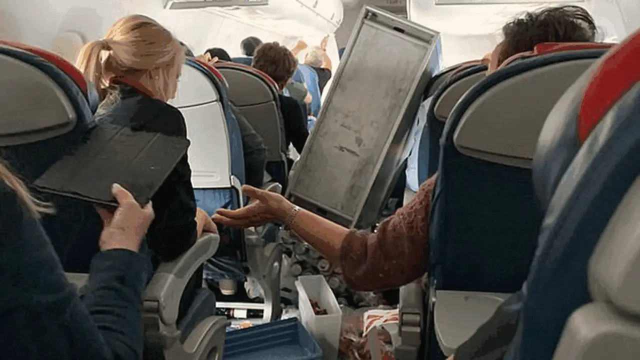 Se sienten como "olas rompiendo el mar" en el avión y generan pánico en los pasajeros: por qué las turbulencias aumentaron un 55%