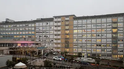 El papa Francisco, enfermo, celebra una reunión de trabajo en el hospital El papa Francisco, enfermo, celebra una reunión de trabajo en el hospital