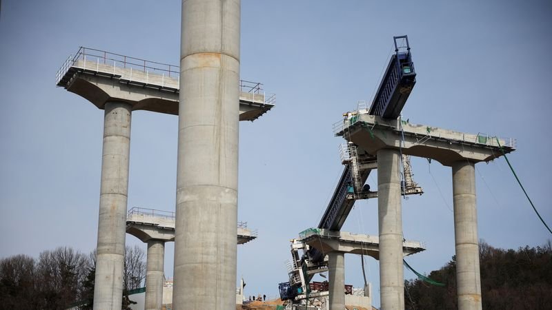 Al menos cuatro muertos en el derrumbe de una autopista en Corea del Sur