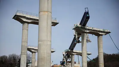 Al menos cuatro muertos en el derrumbe de una autopista en Corea del Sur Al menos cuatro muertos en el derrumbe de una autopista en Corea del Sur
