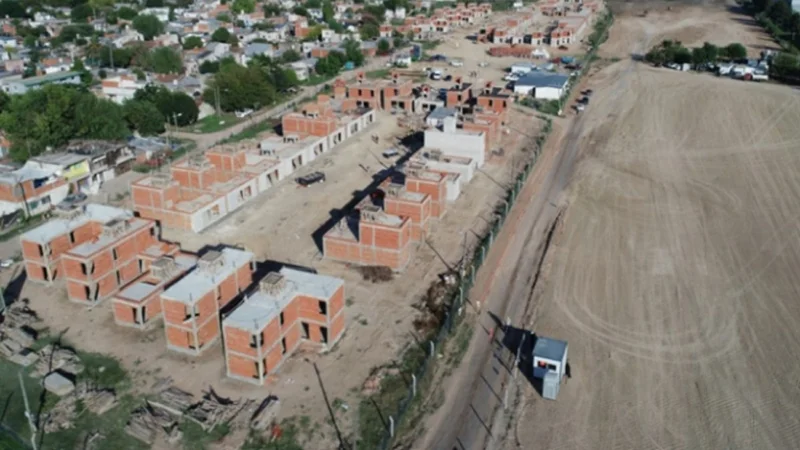 Más viviendas para bonaerenses: Kicillof impulsó la construcción 600 casas para vecinos de Berazategui