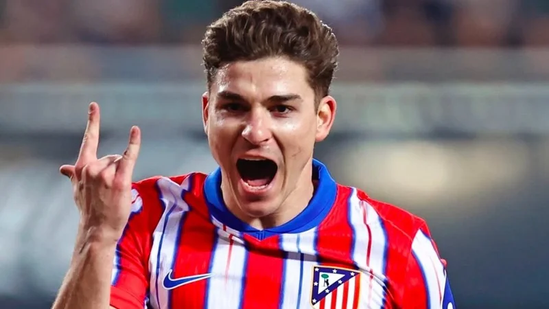 Sorpresa por el arranque de Julián Álvarez en el Atlético Madrid contra el Barcelona 