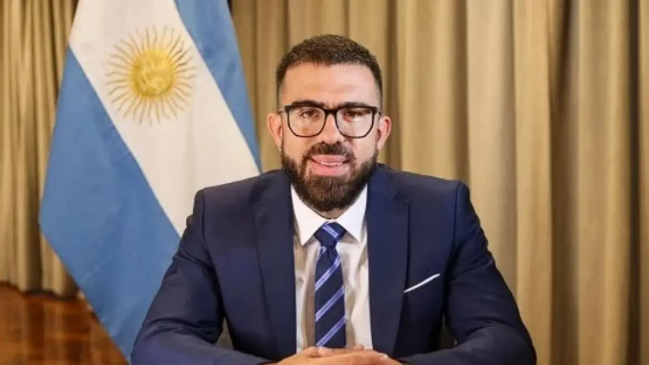 Quién es Alexis Pirchio, el funcionario que definirá el destino de la operación Clarín-Telefónica